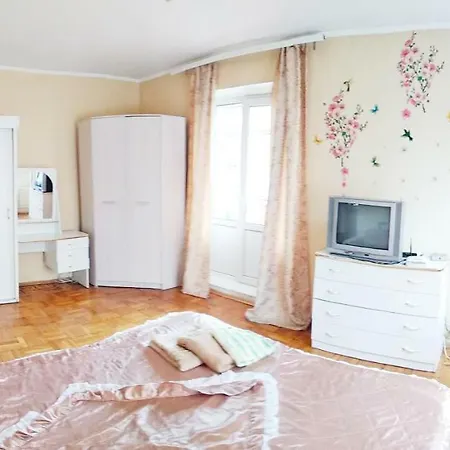 On Mykilska-slobidka Apartment Kyiv